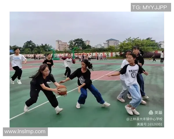 手握篮球瞬间定格青春活力的精彩瞬间
